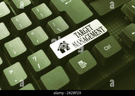 Ispirazione che mostra il segno Gestione del bersaglio. Concetto che significa coltivare l'impegno dei clienti nella lettera di contratto di affari di tipizzazione di affari, typewriting nuovo contratto vincolante Foto Stock