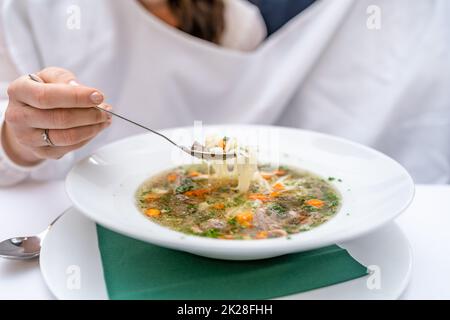 Zuppa di nozze con cucchiaio perforato, pettorina sugli sposi novelli, tradizioni festive Foto Stock