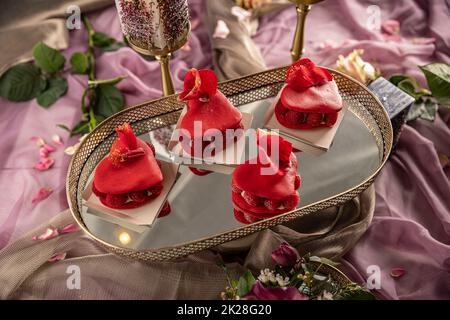 Torta ispahan macaron a forma di cuore Foto Stock