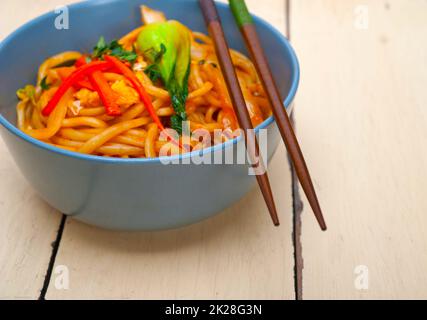 Tirata a mano di spaghetti ramen Foto Stock