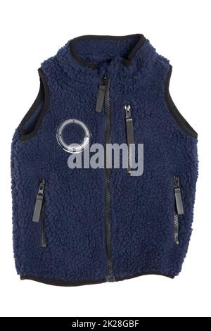 Gilet in pelliccia. Un gilet in pelliccia blu con fodera in lana blu e cerniera per il ragazzino isolato su sfondo bianco. Bambino primavera e moda autunno. Foto Stock