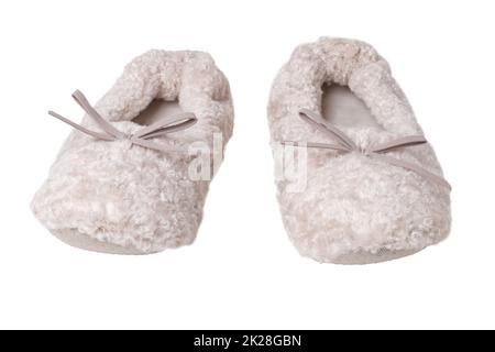 Pantofole isolate. Primo piano di un paio di calde e morbide pantofole in spugna beige, isolate su sfondo bianco. Scarpe da donna. Foto Stock