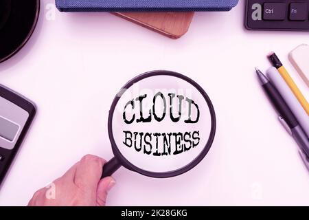 Didascalia di testo che presenta Cloud Business. Concetto che significa computing che si basa su risorse di computing condivise Office fornisce su scrivania con tastiera e occhiali e caffè Cup per il lavoro Foto Stock