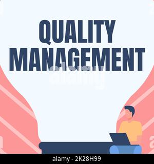 Ispirazione che mostra la gestione della qualità dei segni. La foto concettuale mantiene il livello di Eccellenza servizi di prodotto di alto livello Gentleman che siede ed usando il laptop accanto Ad Una grande lampadina. Foto Stock