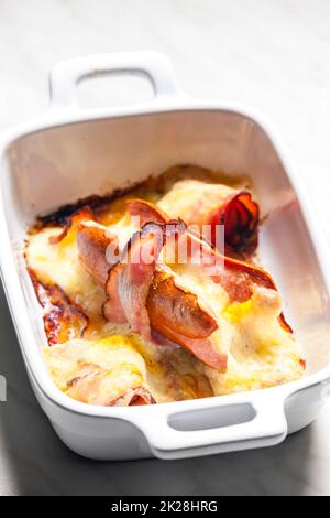 wurst in pancetta al forno con formaggio chedar Foto Stock