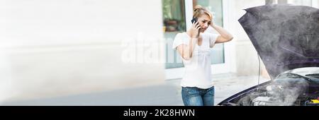 Auto rotta dopo Crash Donna che parla sul telefono cellulare Foto Stock