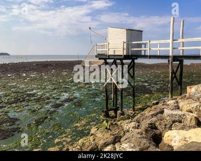 Cabina di pesca tradizionale e rete - Carrelet - Saint Georges de Didonne, Francia Foto Stock