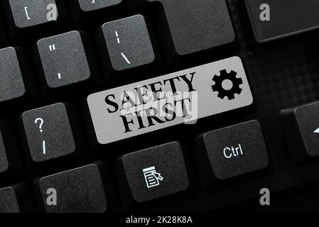 Didascalia di testo che presenta prima la sicurezza. Parola scritta su meglio evitare qualsiasi rischio inutile e agire in modo da rimanere sicuro digitando Daily Reminder Notes, creando Online Scrittura Presentazione Foto Stock