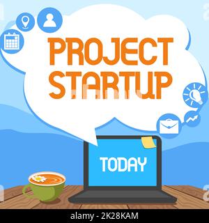 Didascalia concettuale Avvio del progetto. Business showcase un progetto fatto sul lato non impostare un'azienda a mano digitando sul laptop accanto a Coffe Mug e impianto di lavoro da casa. Foto Stock