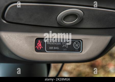 Abitacolo con closeup della cintura di sicurezza e delle luci airbag Foto Stock