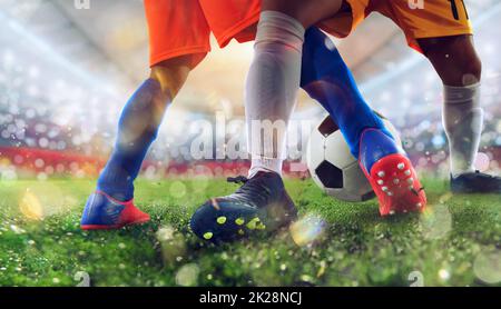 Scena di calcio con concorrenti i giocatori di calcio allo stadio Foto Stock