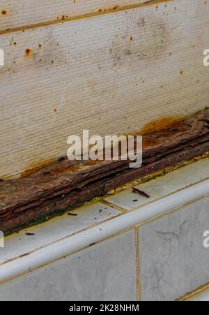 Le vecchie parti del balcone erano sporche e arrugginite al Naithon Beach Phuket Thailandia. Foto Stock