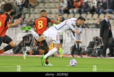 Bruxelles, Belgio. 14th Mar, 2021. Bruxelles, Belgio, settembre 22nd 2022: Youri Tielemans del Belgio ha ritratto la lotta per la palla con Kieffer Moore del Galles durante la quinta UEFA Nations League Un gioco nel gruppo 4 tra il Belgio, chiamato i Diavoli Rossi, e il Galles al King Baudouin Stadium a Bruxelles, Belgio. (David Catry/SPP) Credit: SPP Sport Press Photo. /Alamy Live News Foto Stock