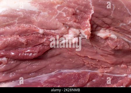 Affettare il maiale o il manzo con un coltello sul tavolo in close-up.preparazione di piatti di carne e cibo products.Pezzoli di carne rossa per shish kebab, barbecue o kebab.Raw fresco meat.Recipe Foto Stock