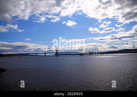 Drammatica immagine del ponte Governatore Cuomo con cielo blu e nuvole bianche Foto Stock