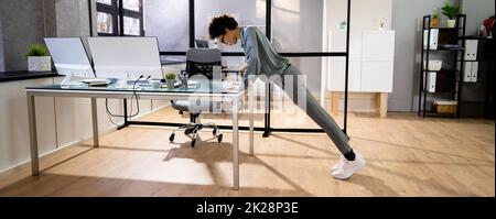 African American facendo esercizio di Office Foto Stock