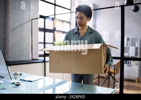 Dimettersi dal lavoro o licenziato dipendente in uscita Foto Stock