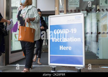 Londra UK, 22nd settembre 2022. South East London Clinical Commissioning Group sta somministrando il vaccino autunnale di richiamo COVID-19 a milioni di persone eleggibili come campagna di vaccinazione salvavita per proteggere la nazione prima dell'inverno è in pieno svolgimento Credit: Xiu Bao/Alamy Live News Foto Stock