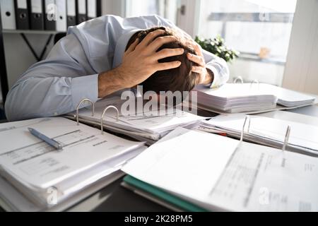 Stressato uomo contabile aziendale stanco Foto Stock