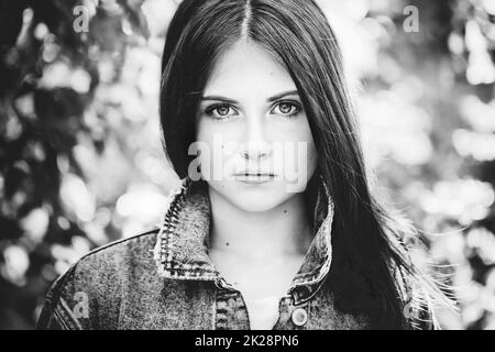 Ritratto di una ragazza con i capelli lunghi Foto Stock