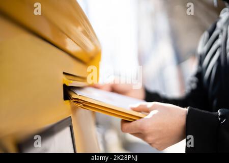 Lettera in busta o documento in mailbox Foto Stock