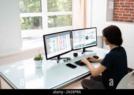 Analista che lavora con i dati aziendali dei fogli di calcolo Foto Stock