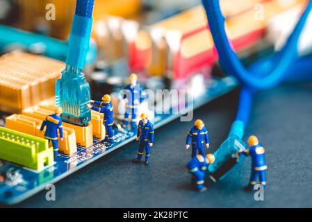 Riparare i lavoratori che lavorano sulla scheda madre di un computer Foto Stock