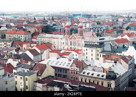 Vista di Pilsen, Repubblica Ceca con la Grande Sinagoga. Foto Stock