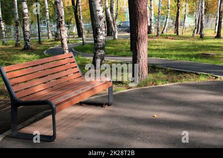 Parco cittadino con sentieri e panchine. Luogo di riposo e passeggiate. Architettura urbana Foto Stock