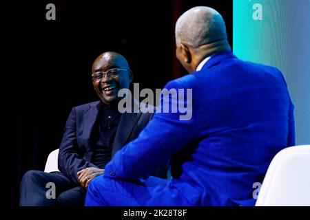 09/19/2022 New York, New York Strive Masiyiwa, Robert Smith parla sul palco dell'inarrestabile Conferenza sull'Africa, tenutasi a Cipriani 42nd Street a New York City, lunedì 19 settembre 2022. Foto di Jennifer Graylock-Graylock.com 917-519-7666 Foto Stock