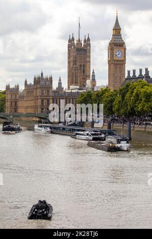 Londra, Regno Unito - Settembre 14th 2022: Una barca di polizia sul Tamigi, che si fa strada per il Palazzo di Westminster, a Londra, Regno Unito. Foto Stock