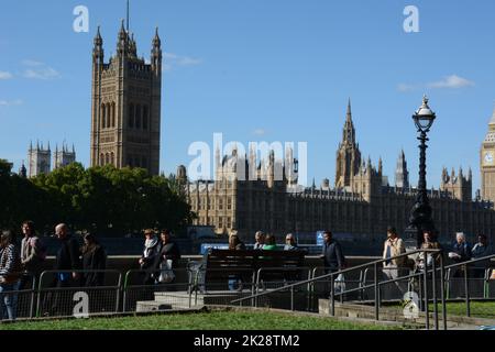 I pianisti si accodano lungo la riva sud del Tamigi, di fronte alle Camere del Parlamento, per rendere omaggio alla Regina - 17th settembre 2022 Foto Stock