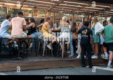 Al fresco bere e brunch in una sala da pranzo su Hudson Street a Greenwich Village a New York il Sabato, 10 Settembre 2022. (© Richard B. Levine) Foto Stock