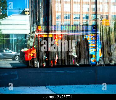 La gente cammina davanti a un camion del cibo nel Meatpacking District a New York il sabato 10 settembre 2022. (© Richard B. Levine) Foto Stock