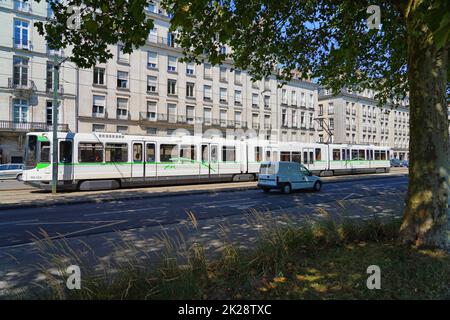 NANTES, FRANCIA -10 AGO 2022- Vista di un tram pubblico sulla strada nel centro di Nantes, Francia. Foto Stock