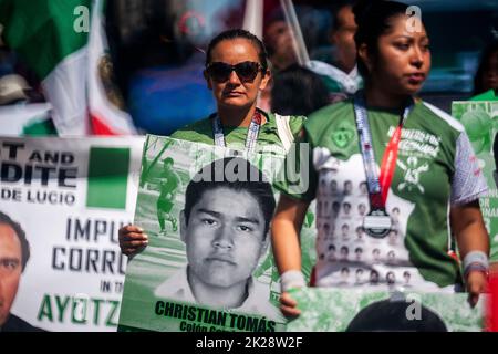 Gli attivisti che marciavano nella parata del giorno dell'indipendenza messicana a New York domenica 18 settembre 2022 chiedono l'estradizione di Tomas Zeron de Lucio, che si nasconde in Israele, presumibilmente legata alla morte di 43 studenti messicani ad Ayotzinapa, Guerrero, Messico. (© Richard B. Levine) Foto Stock