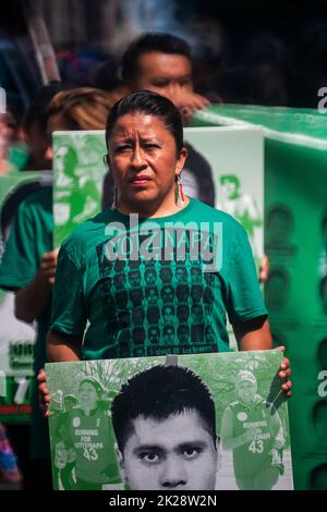 Gli attivisti che marciavano nella parata del giorno dell'indipendenza messicana a New York domenica 18 settembre 2022 chiedono l'estradizione di Tomas Zeron de Lucio, che si nasconde in Israele, presumibilmente legata alla morte di 43 studenti messicani ad Ayotzinapa, Guerrero, Messico. (© Richard B. Levine) Foto Stock