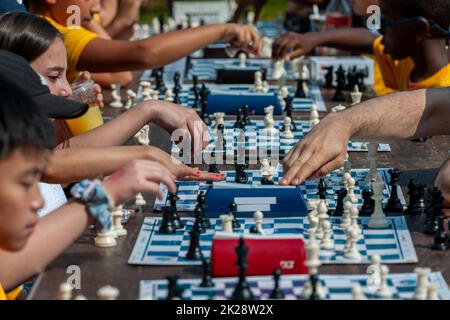 I giocatori di Scacchi si sfidano nel Rapid Open annuale 21st di Scacchi-in-the-Parks sulla Bethesda Terrace a Central Park a New York sabato 17 settembre 2022. Più di 600 giocatori di scacchi di tutte le abilità e le età gareggiavano. (© Richard B. Levine) Foto Stock