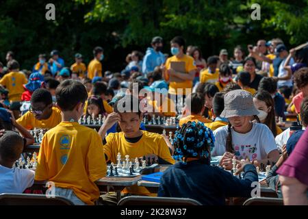 I giocatori di Scacchi si sfidano nel Rapid Open annuale 21st di Scacchi-in-the-Parks sulla Bethesda Terrace a Central Park a New York sabato 17 settembre 2022. Più di 600 giocatori di scacchi di tutte le abilità e le età gareggiavano. (© Richard B. Levine) Foto Stock