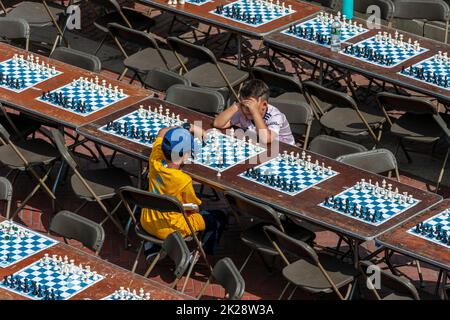 I giocatori di Scacchi si sfidano nel Rapid Open annuale 21st di Scacchi-in-the-Parks sulla Bethesda Terrace a Central Park a New York sabato 17 settembre 2022. Più di 600 giocatori di scacchi di tutte le abilità e le età gareggiavano. (© Richard B. Levine) Foto Stock