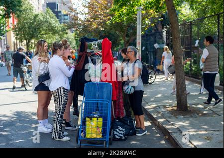 Gli acquirenti cercano occasioni al divertente mercato annuale delle pulci di Penn South, nel quartiere di New York di Chelsea, sabato 17 settembre 2022. Il mercato delle pulci appare come Brigadoon, solo una volta all'anno, e gli abitanti del 20 edificio Penn Sud cooperativa hanno un armadio di pulizia stravaganza. Gli amanti dello shopping provenienti da tutta la città vengono al mercato delle pulci, che attrae migliaia di persone che passano. (© Richard B. Levine) Foto Stock