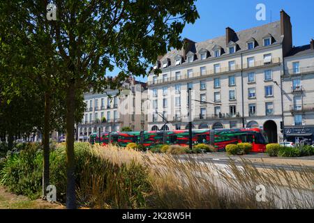 NANTES, FRANCIA -10 AGO 2022- Vista di un tram pubblico sulla strada nel centro di Nantes, Francia. Foto Stock