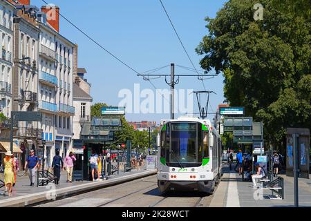 NANTES, FRANCIA -10 AGO 2022- Vista di un tram pubblico sulla strada nel centro di Nantes, Francia. Foto Stock