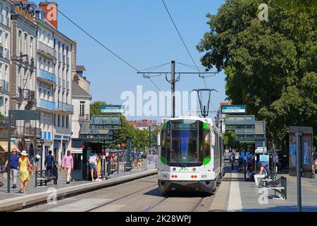 NANTES, FRANCIA -10 AGO 2022- Vista di un tram pubblico sulla strada nel centro di Nantes, Francia. Foto Stock