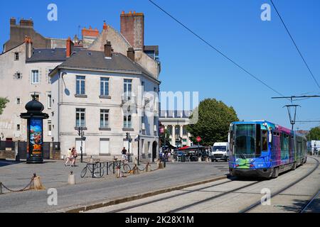 NANTES, FRANCIA -10 AGO 2022- Vista di un tram pubblico sulla strada nel centro di Nantes, Francia. Foto Stock