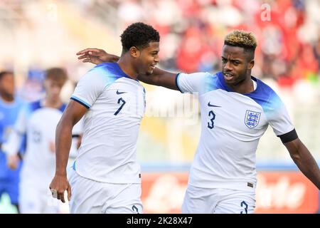 Rhian Brewster (Inghilterra U21) Ryan Sessegnon (Inghilterra U21) festeggia dopo aver segnato il primo gol della sua squadra durante l'UEFA 'Under 21 Georgia-Romania 2023 Qualifiche tra partita Italia U21 0-2 Inghilterra U21 all'Adriatico Stadium il 22 settembre 2022 a Pescara, Italia. Credit: Maurizio Borsari/AFLO/Alamy Live News Foto Stock