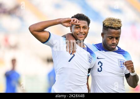 Rhian Brewster (Inghilterra U21) Ryan Sessegnon (Inghilterra U21) festeggia dopo aver segnato il primo gol della sua squadra durante l'UEFA 'Under 21 Georgia-Romania 2023 Qualifiche tra partita Italia U21 0-2 Inghilterra U21 all'Adriatico Stadium il 22 settembre 2022 a Pescara, Italia. Credit: Maurizio Borsari/AFLO/Alamy Live News Foto Stock