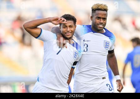 Rhian Brewster (Inghilterra U21) Ryan Sessegnon (Inghilterra U21) festeggia dopo aver segnato il primo gol della sua squadra durante l'UEFA 'Under 21 Georgia-Romania 2023 Qualifiche tra partita Italia U21 0-2 Inghilterra U21 all'Adriatico Stadium il 22 settembre 2022 a Pescara, Italia. Credit: Maurizio Borsari/AFLO/Alamy Live News Foto Stock