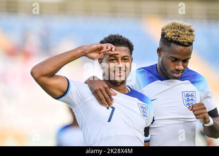 Rhian Brewster (Inghilterra U21) Ryan Sessegnon (Inghilterra U21) festeggia dopo aver segnato il primo gol della sua squadra durante l'UEFA 'Under 21 Georgia-Romania 2023 Qualifiche tra partita Italia U21 0-2 Inghilterra U21 all'Adriatico Stadium il 22 settembre 2022 a Pescara, Italia. Credit: Maurizio Borsari/AFLO/Alamy Live News Foto Stock