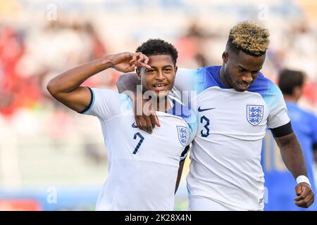 Rhian Brewster (Inghilterra U21) Ryan Sessegnon (Inghilterra U21) festeggia dopo aver segnato il primo gol della sua squadra durante l'UEFA 'Under 21 Georgia-Romania 2023 Qualifiche tra partita Italia U21 0-2 Inghilterra U21 all'Adriatico Stadium il 22 settembre 2022 a Pescara, Italia. Credit: Maurizio Borsari/AFLO/Alamy Live News Foto Stock